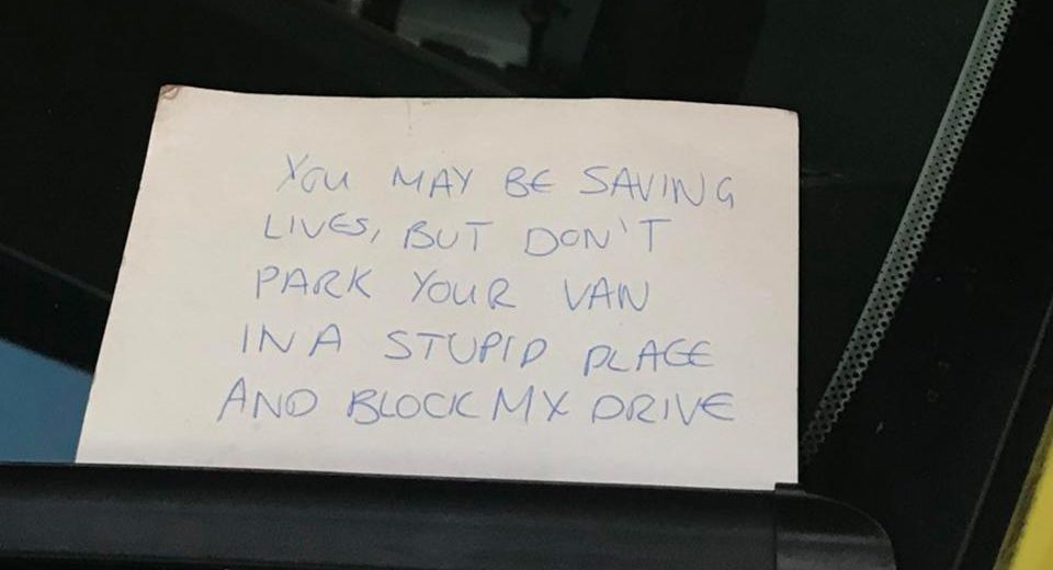 Man Dies in Hospital – Paramedics Receive an Angry Note from the Neighbor for Blocking His Drive While They Tried to Save a Life