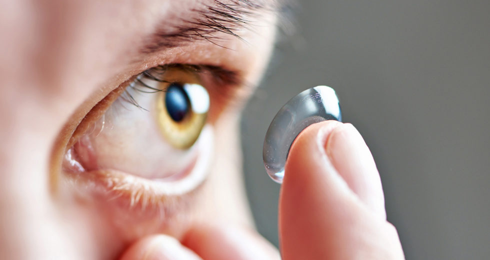 How to Prevent Dry Eyes When Wearing Contact Lenses
