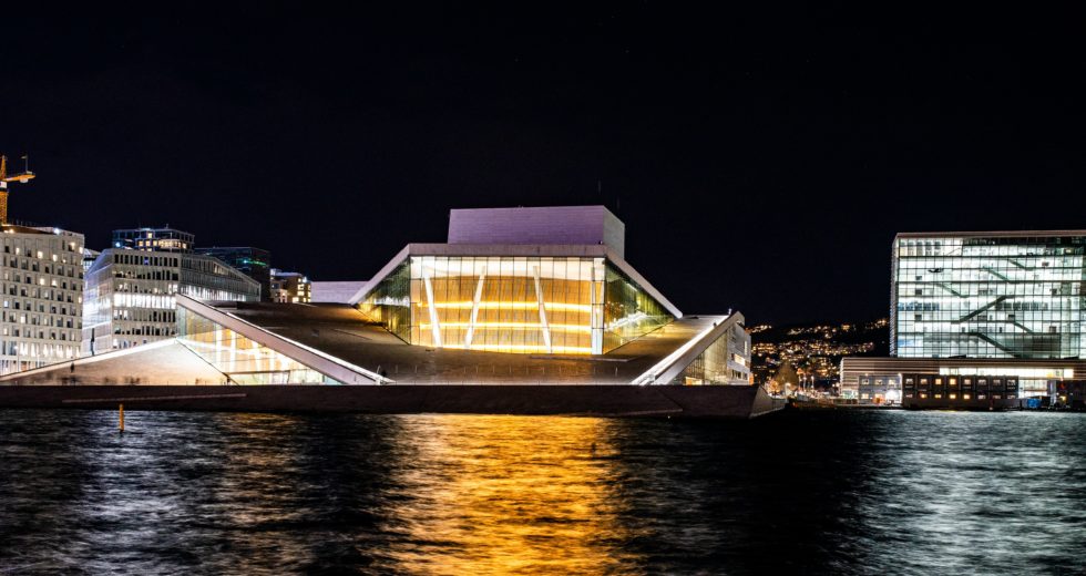 Unusually Large Meteor Turns Night Into Day in Norway – Watch VIDEO