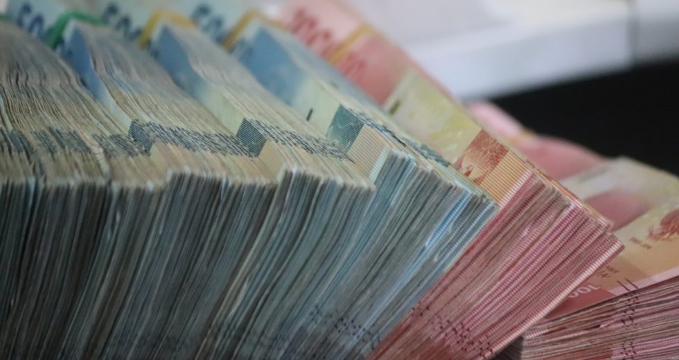 Giving Away Money is a Possible Sign of Dementia, New Research Finds