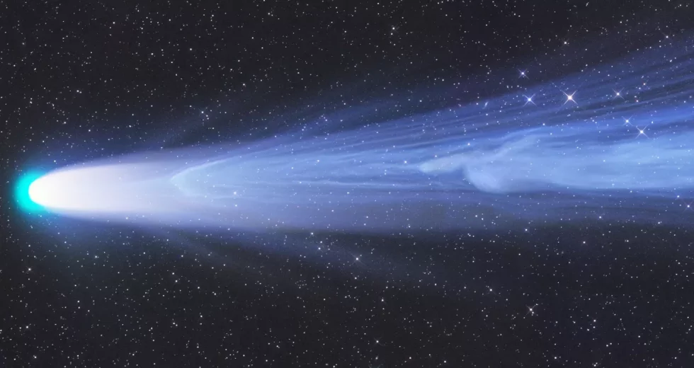 Photographer Wins Top Prize for Mesmerizing Picture of Comet Leonard