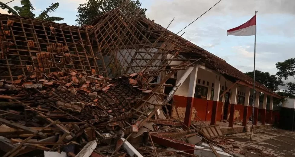 Earthquake in Indonesia Kills Hundreds and Leaves Many People Missing