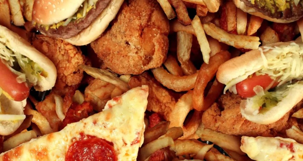 Study Finds that Eating Sugary and Fatty Foods Trains the Brain to Dislike Healthy Food