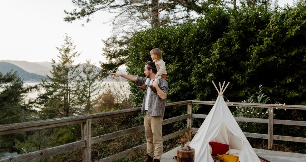 How to Use a Portable Playpen While on Vacation With Your Kids