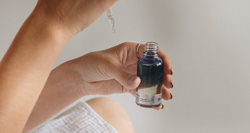 How to Add Azelaic Acid and Tretinoin in Your Skincare Routine?